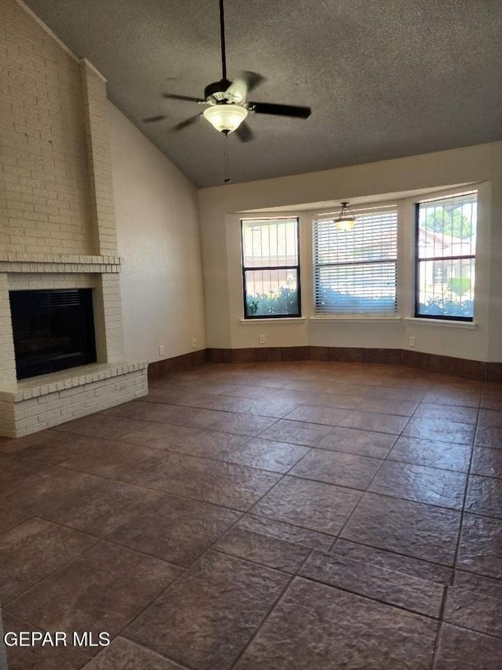 11300 Crater Lake Avenue - Photo 2 of 11