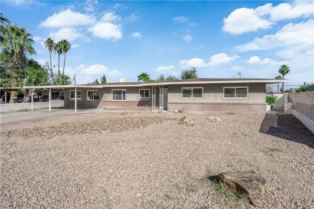 105 Woodley St - Photo 3 of 38