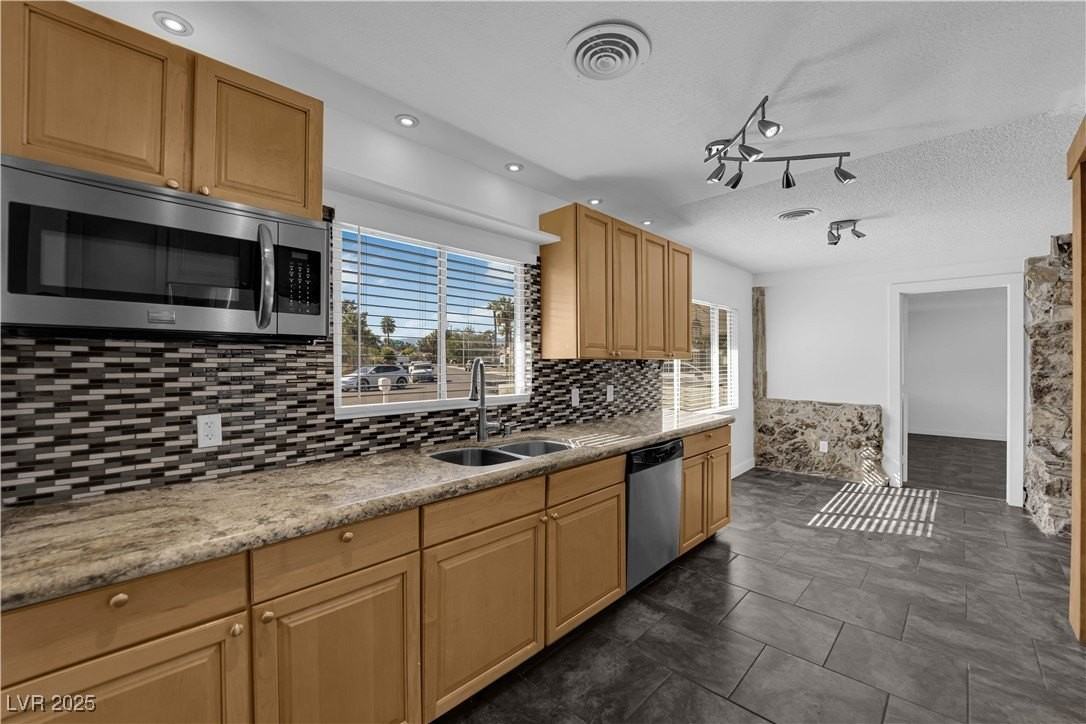 105 Woodley St - Photo 4 of 38