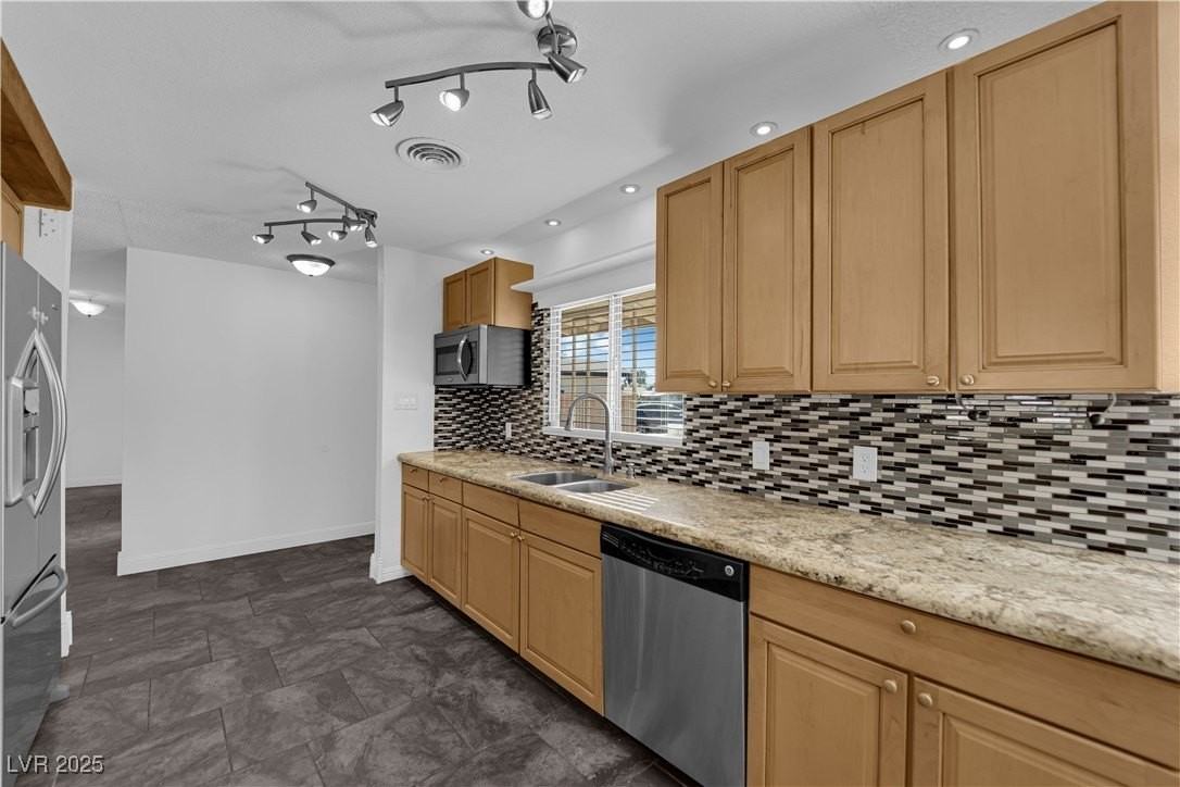 105 Woodley St - Photo 5 of 38