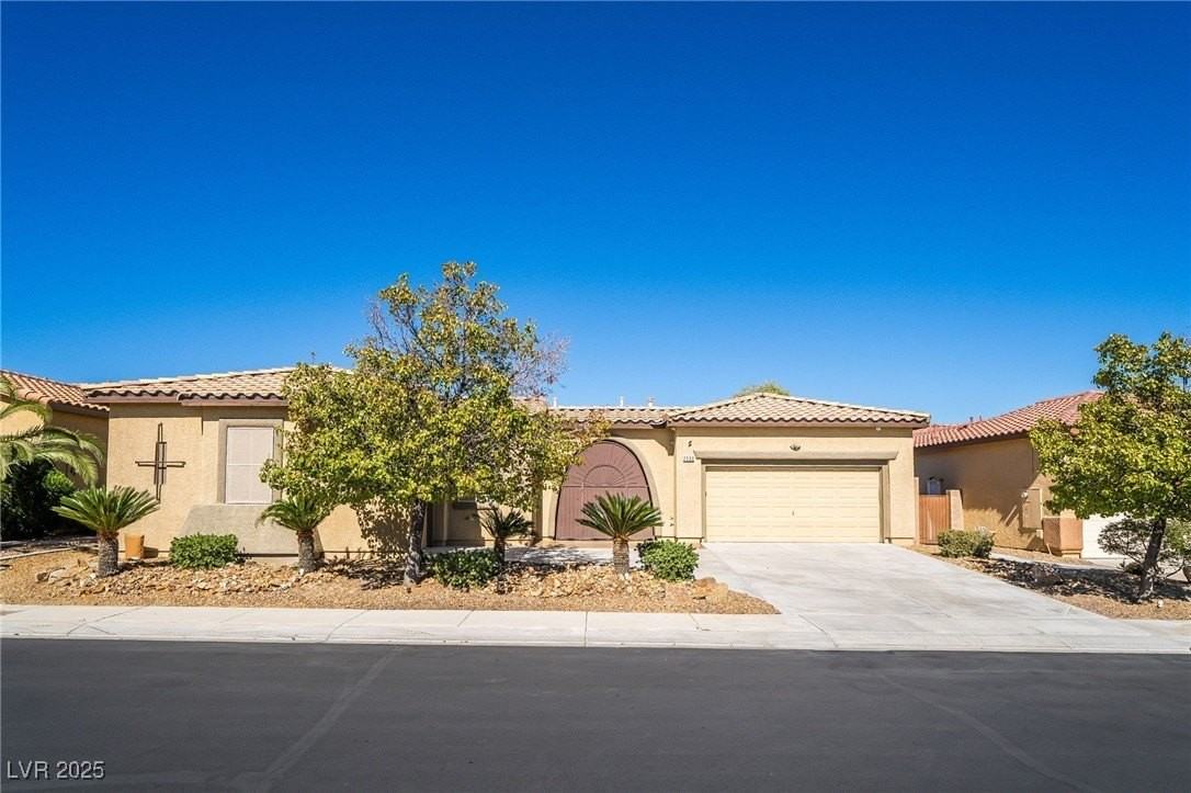 7232 Frontier Hills Ave - Photo 3 of 50