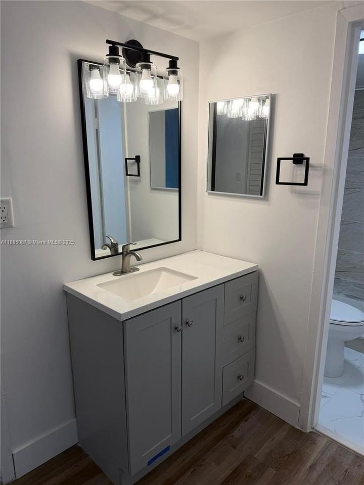 4344 4344 NW 9 th Ave #1B - Photo 2 of 4