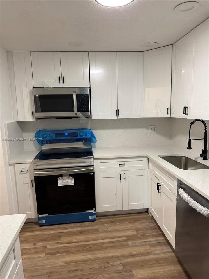 4344 4344 NW 9 th Ave #1B - Photo 3 of 4