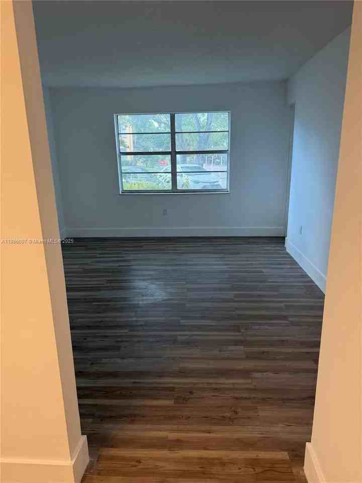 4344 4344 NW 9 th Ave #1B - Photo 4 of 4