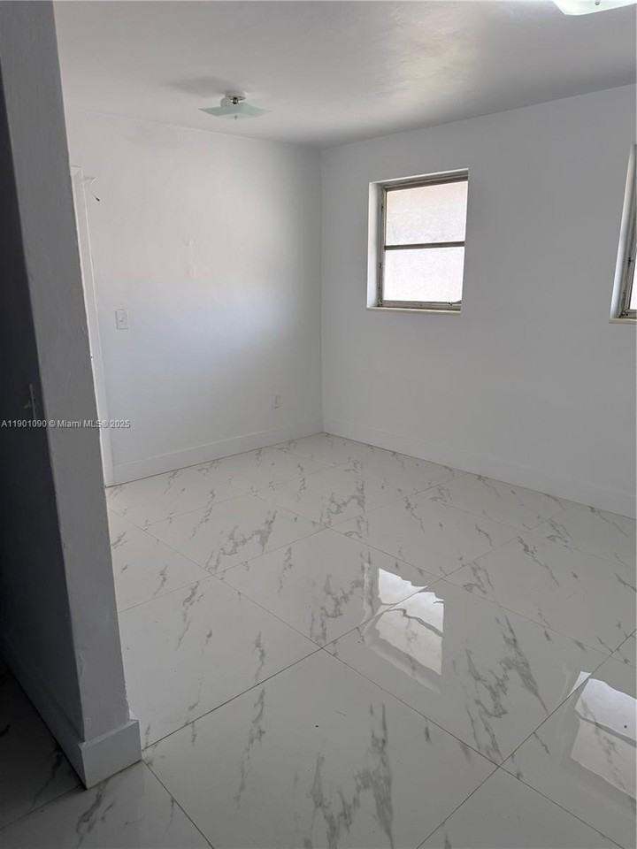 954 Sw 4th St #12 - Photo 5 of 8