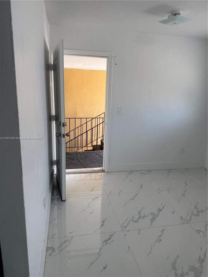 954 Sw 4th St #12 - Photo 6 of 8