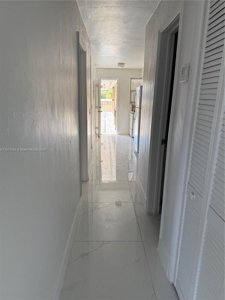 954 Sw 4th St #12 - Photo 7 of 8