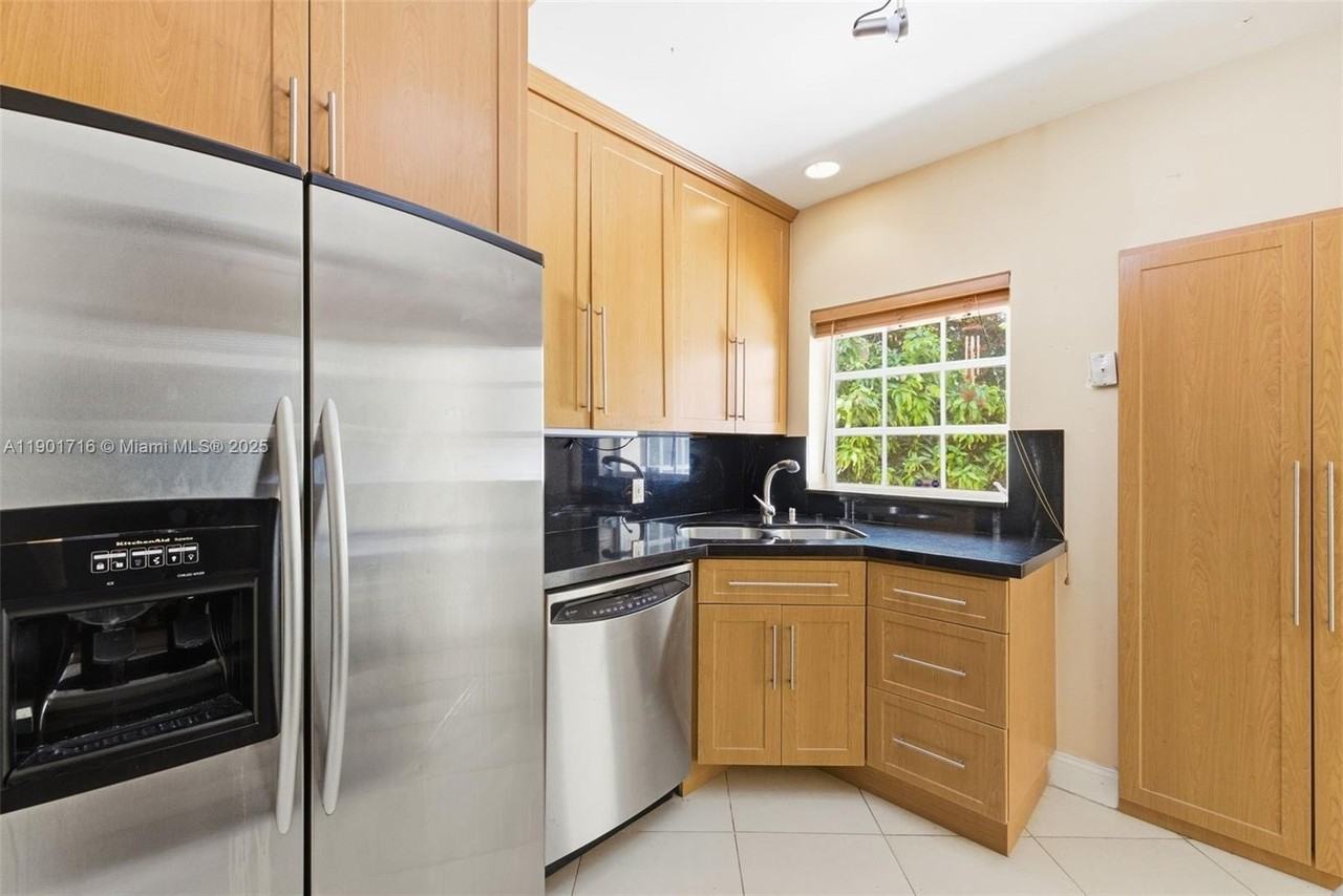 3300 Segovia St #B - Photo 4 of 11