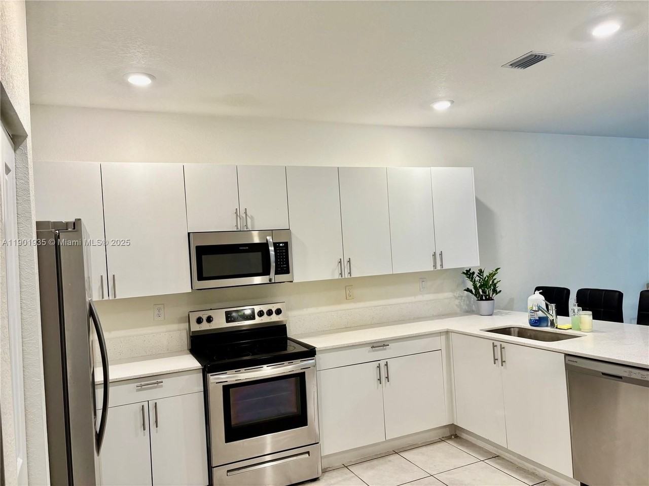 1020 Se 26th Ter - Photo 3 of 47