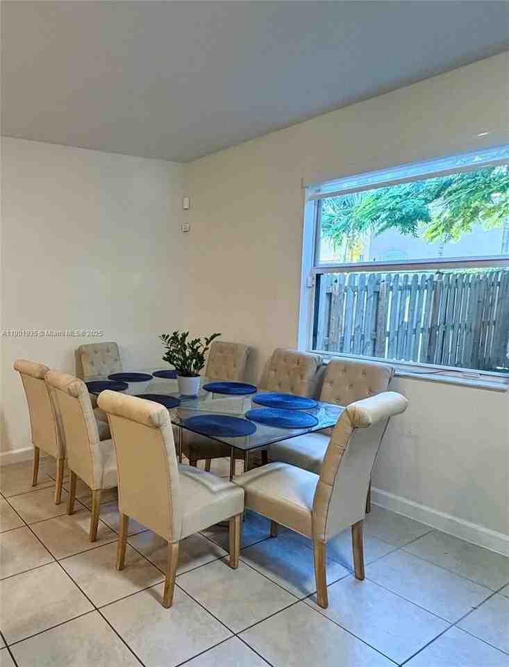 1020 Se 26th Ter - Photo 4 of 47