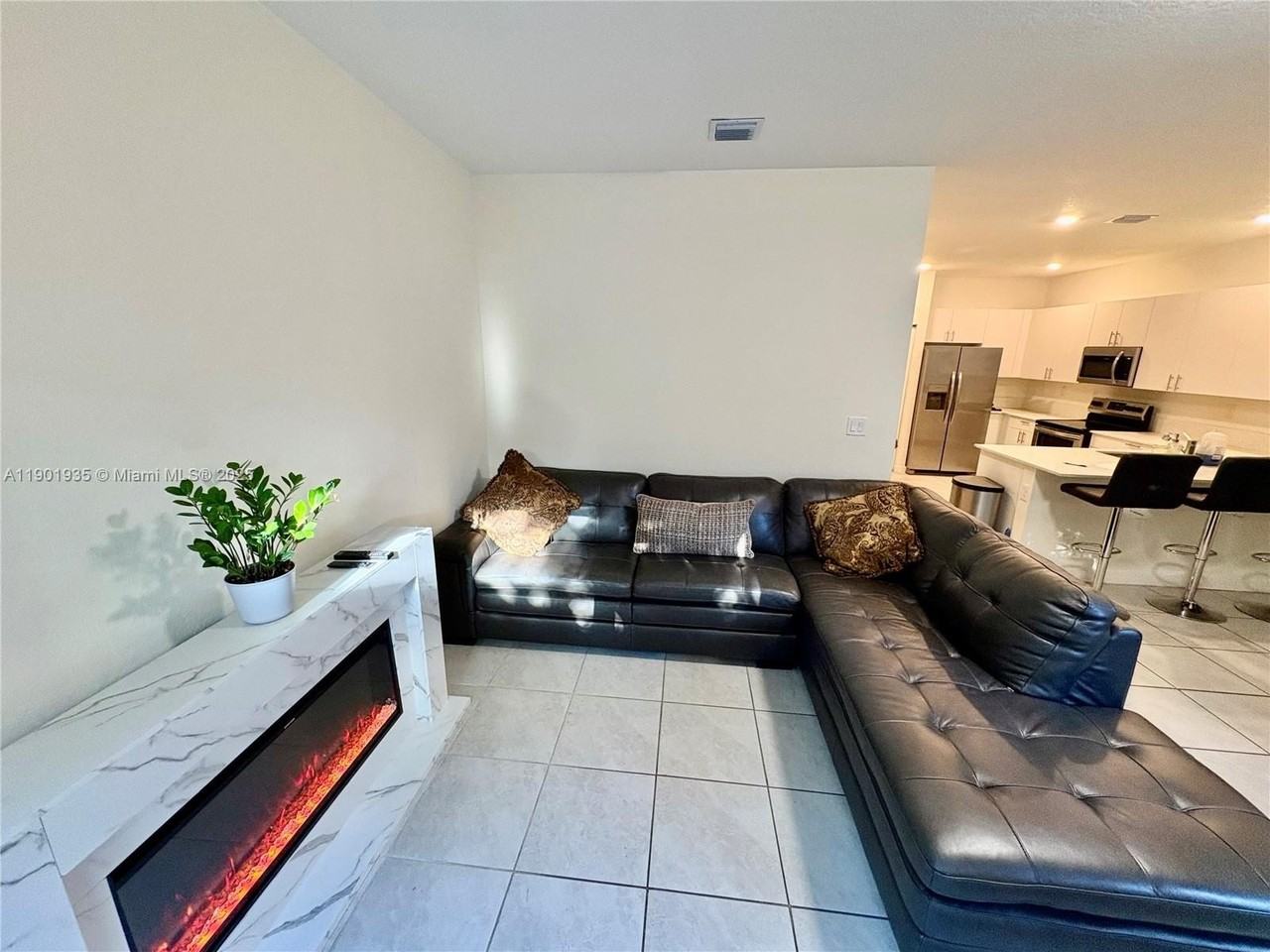 1020 Se 26th Ter - Photo 5 of 47