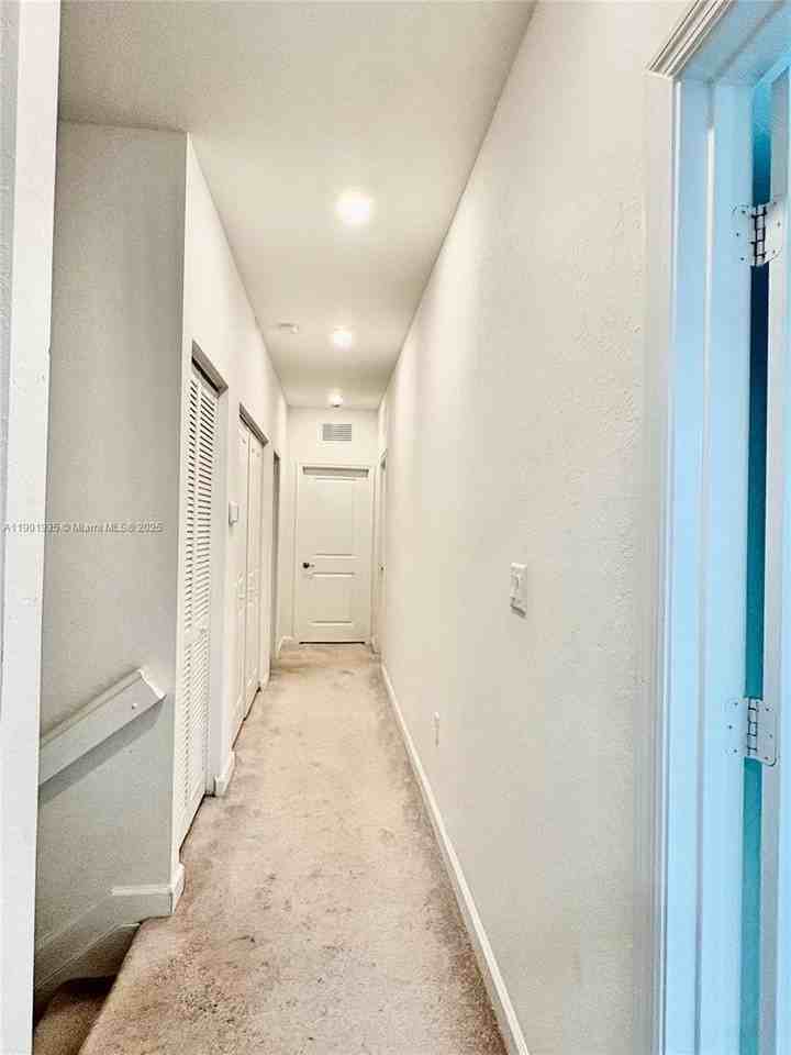 1020 Se 26th Ter - Photo 6 of 47