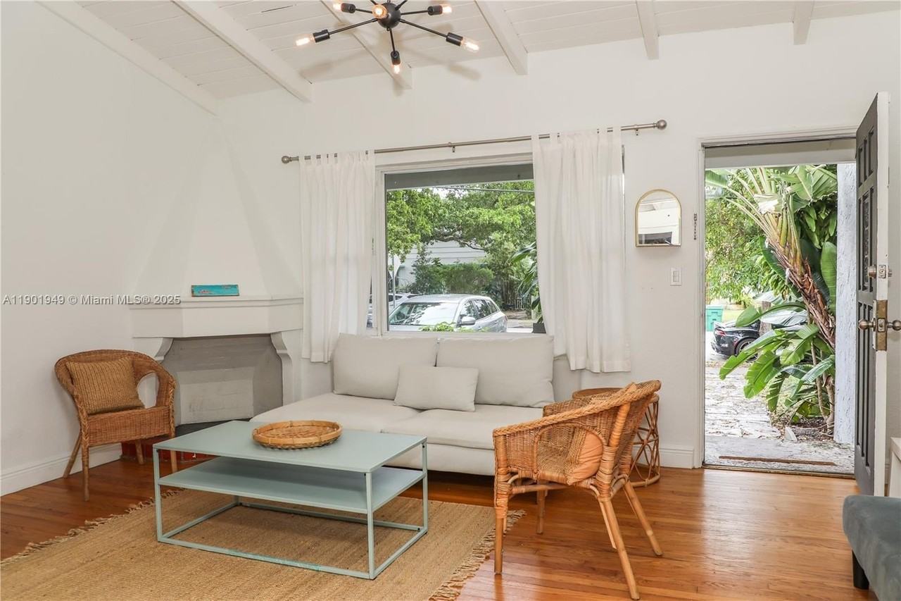 460 Ne 76th St - Photo 3 of 23