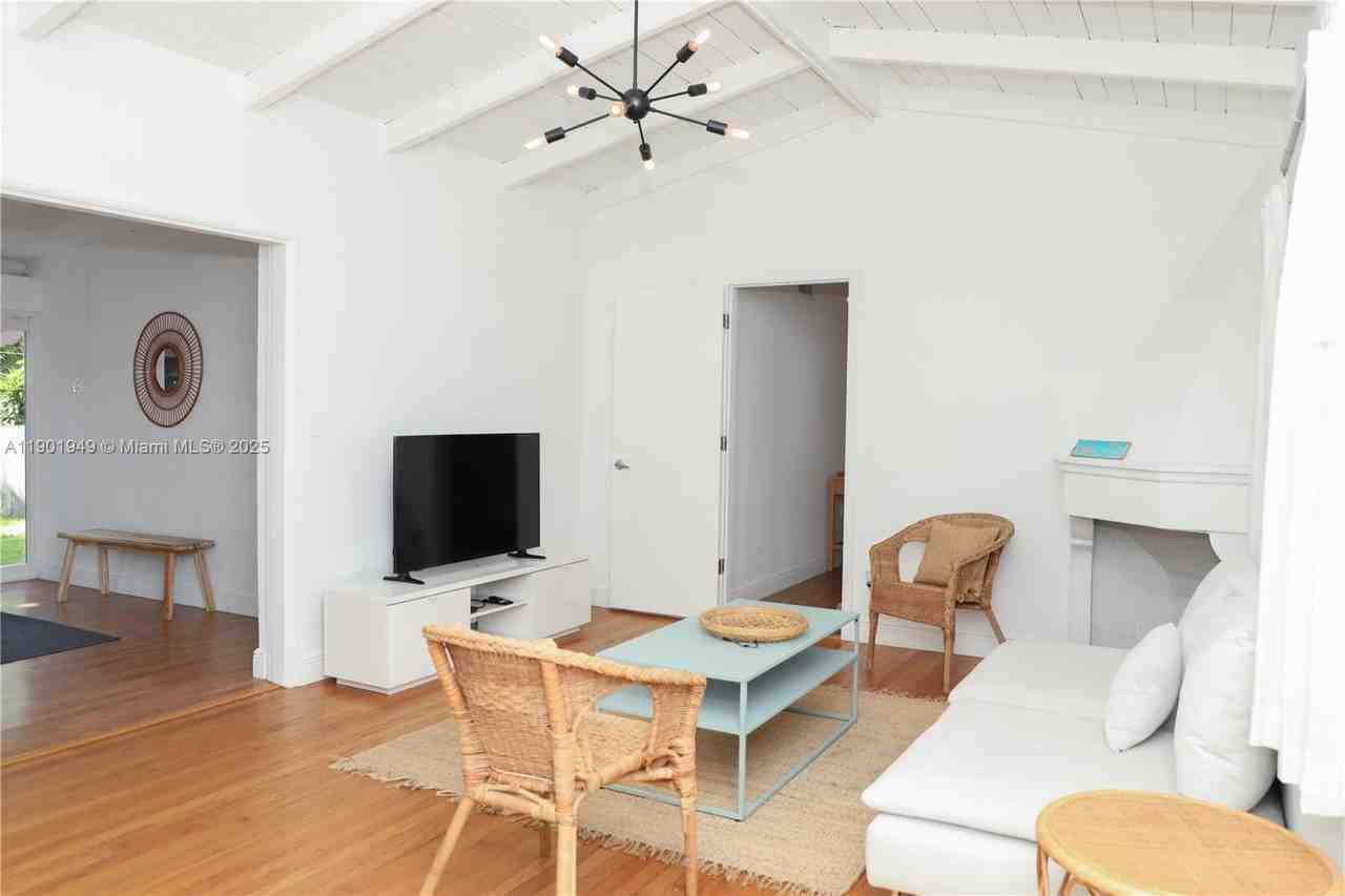 460 Ne 76th St - Photo 4 of 23