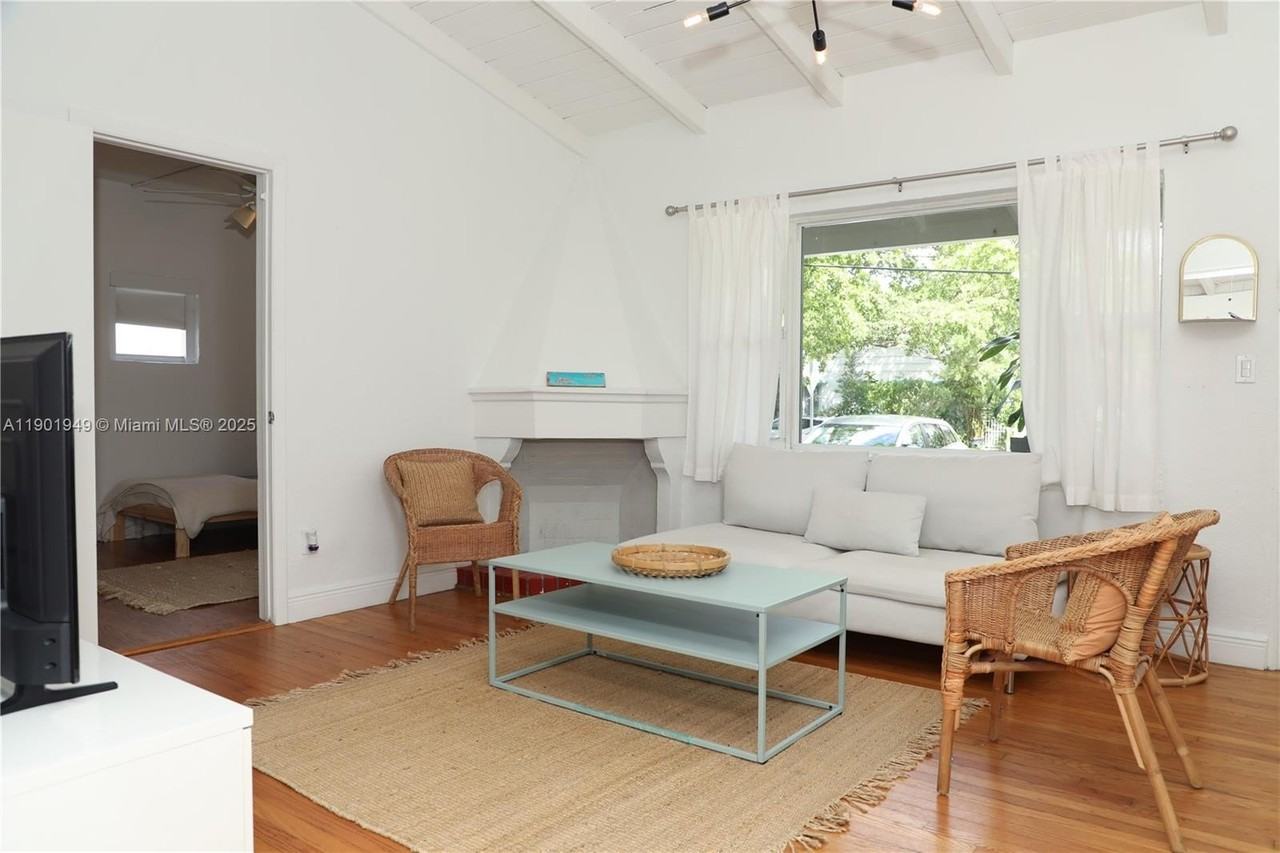 460 Ne 76th St - Photo 5 of 23