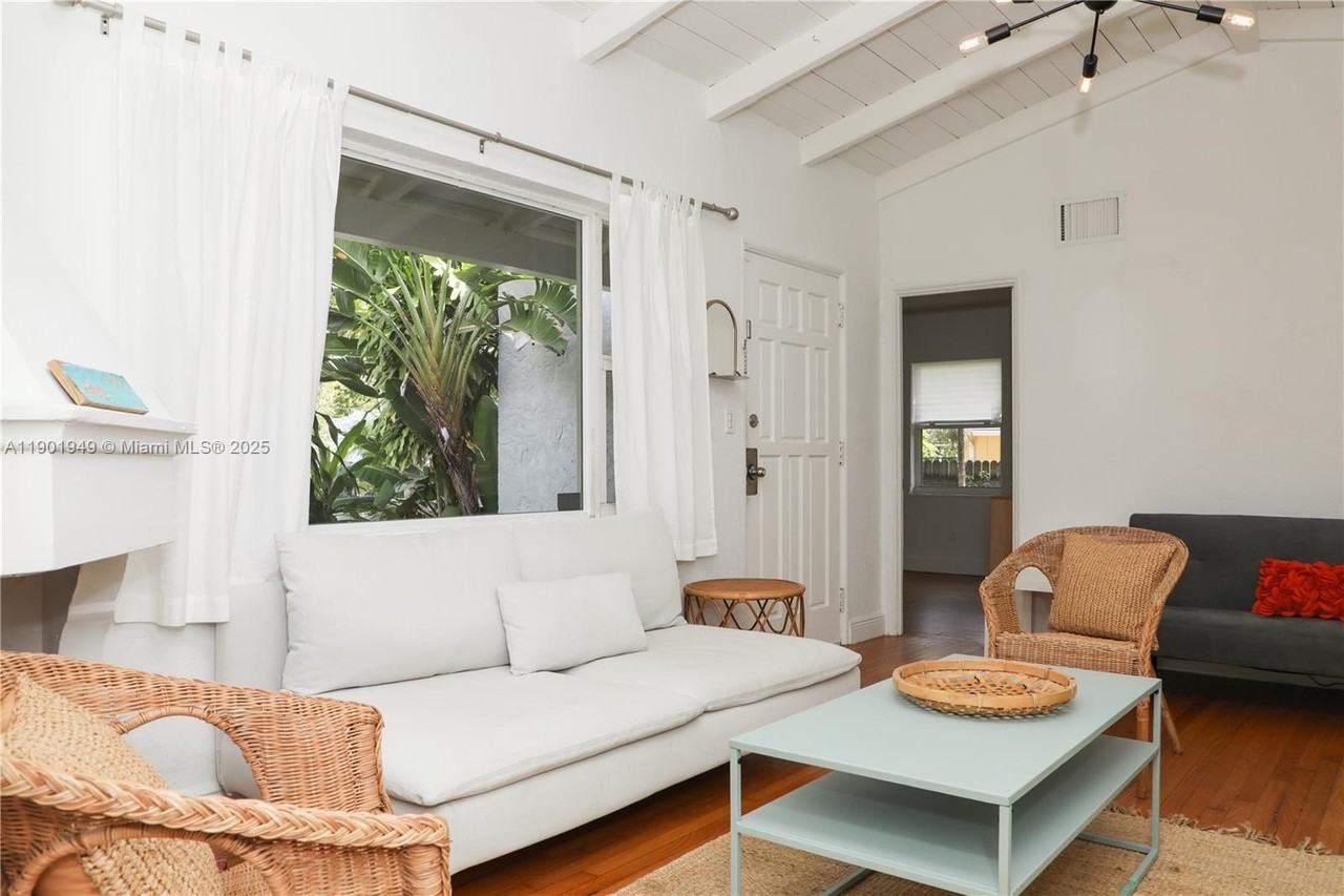 460 Ne 76th St - Photo 7 of 23