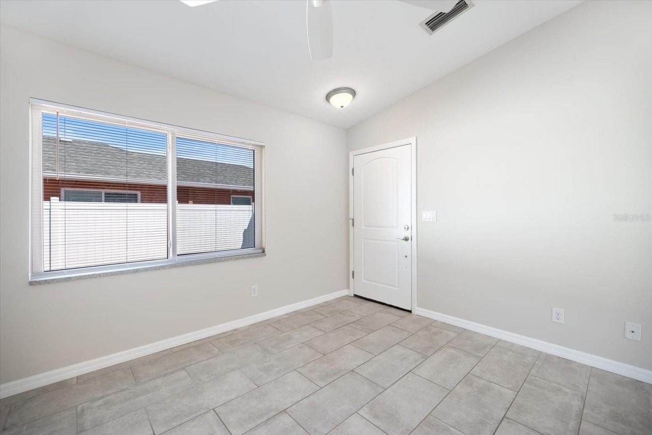 163 Pennsylvania Ave - Photo 4 of 43