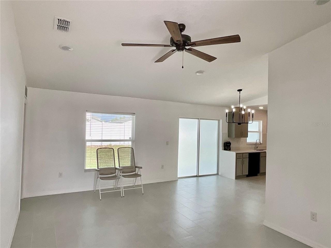 270 Hyacinth Ct - Photo 4 of 20