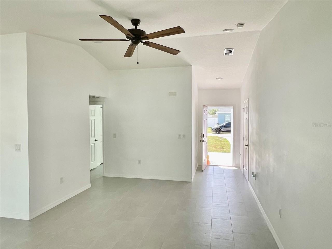 270 Hyacinth Ct - Photo 5 of 20