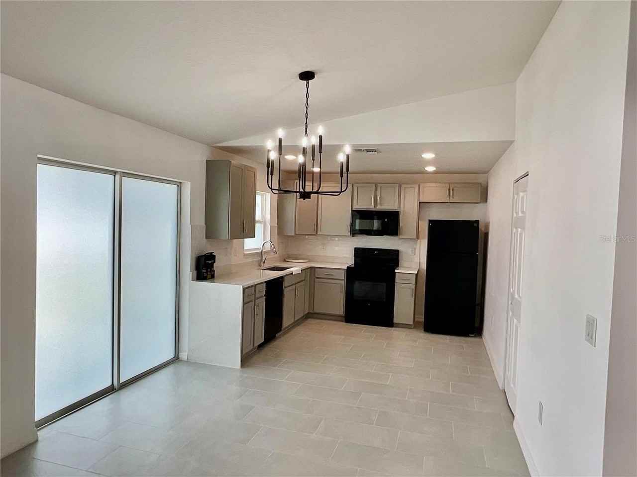 270 Hyacinth Ct - Photo 6 of 20