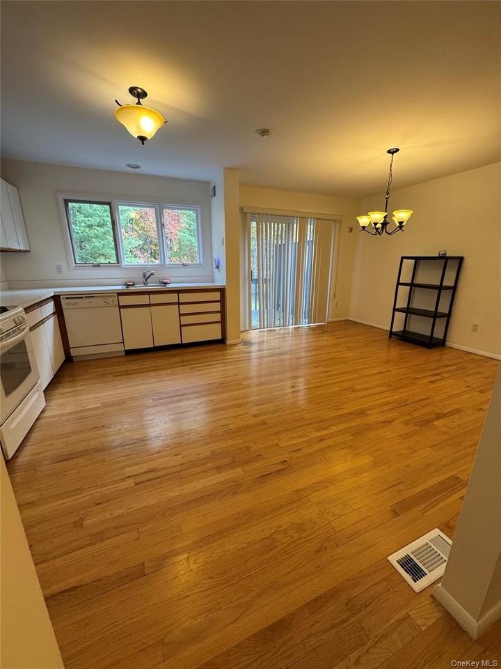 39 Village Grn - Photo 3 of 13