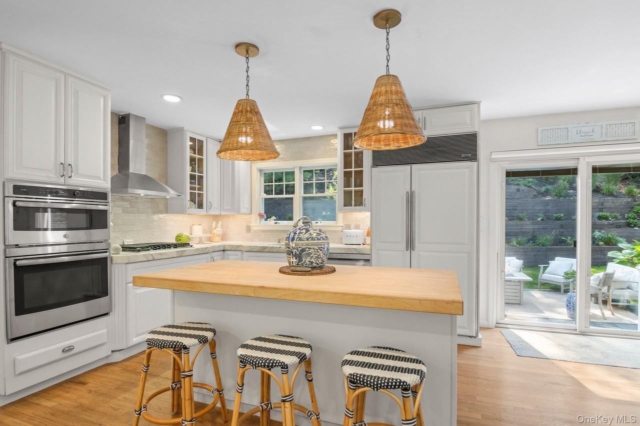 2421 Noyac Rd - Photo 4 of 31