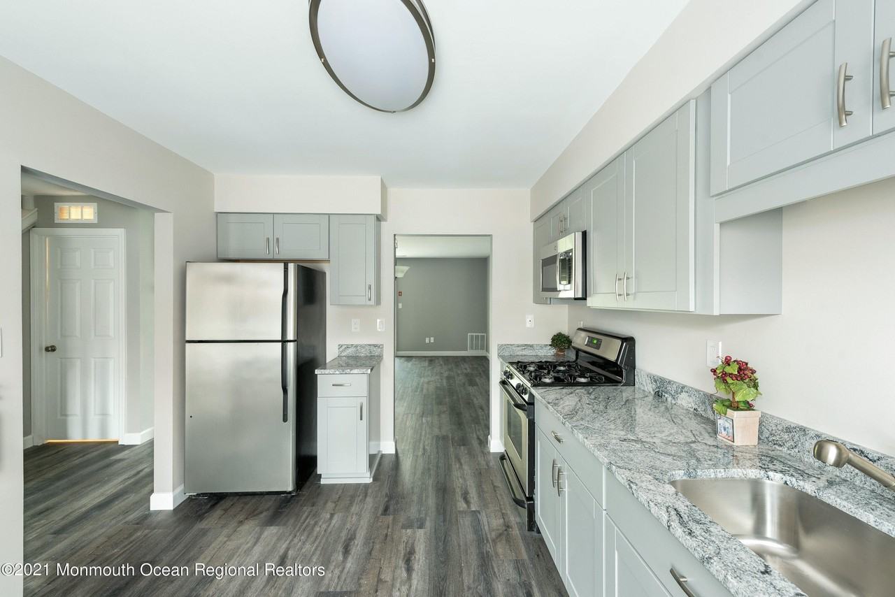 14 Stuart Drive #5 - Photo 5 of 26