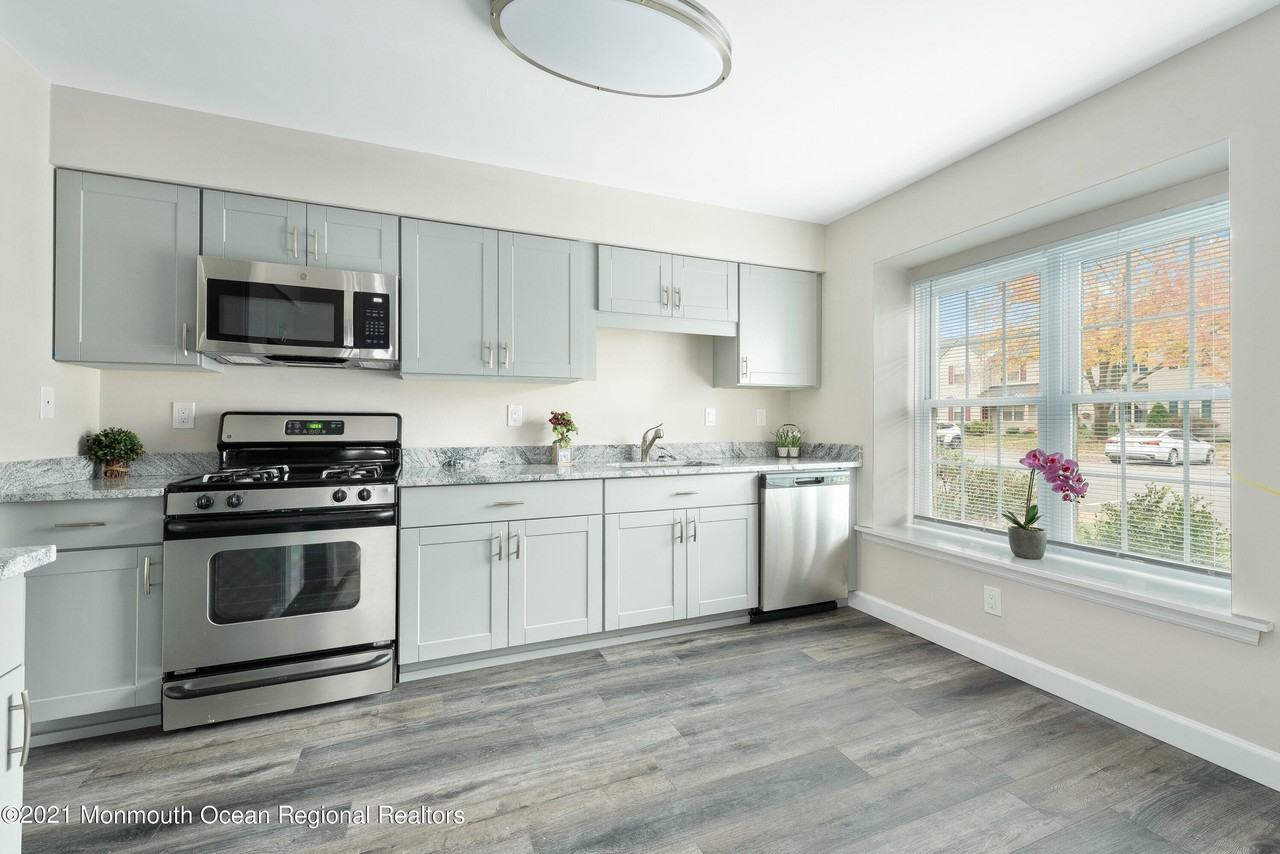 14 Stuart Drive #5 - Photo 7 of 26