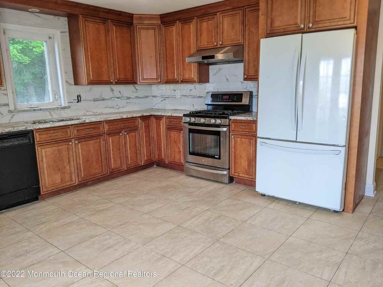 120 Plainfield Ave - Photo 6 of 26