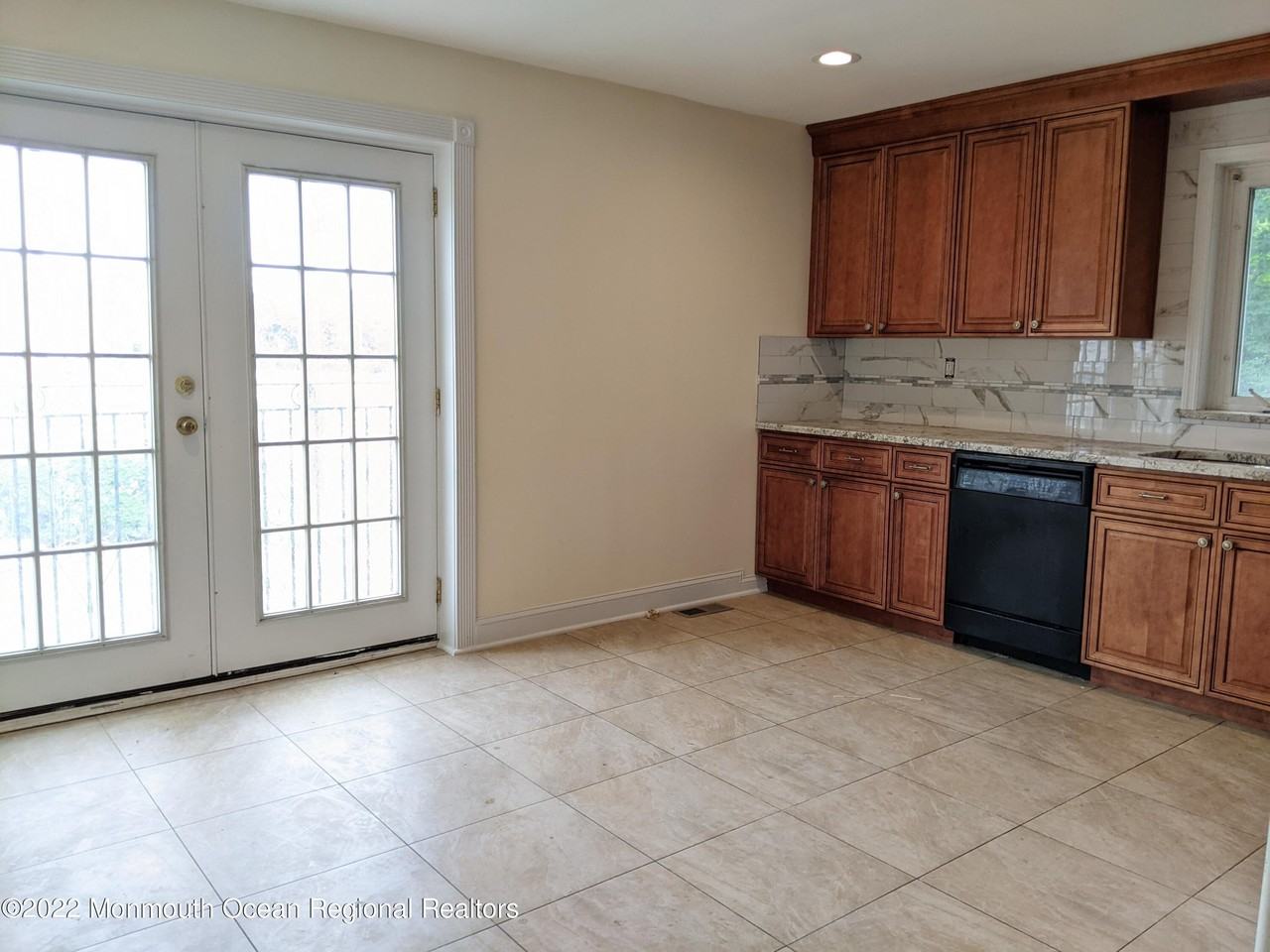 120 Plainfield Ave - Photo 7 of 26