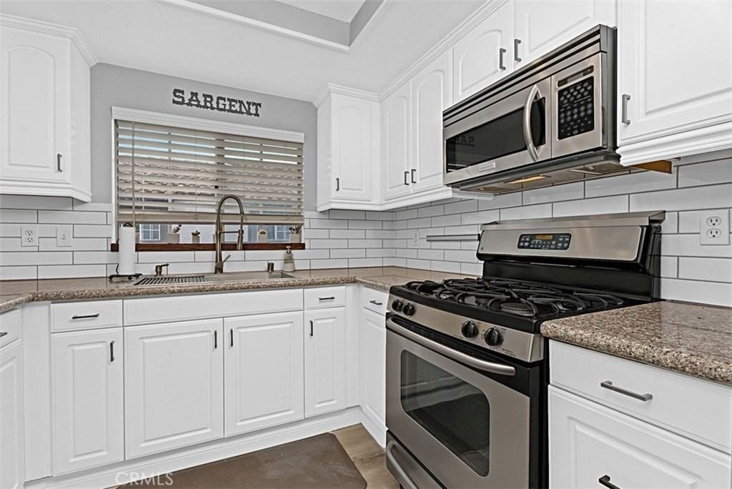 24459 Howes Dr - Photo 2 of 33