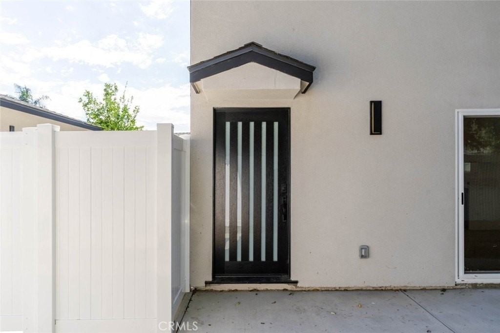 6835 Yolanda Avenue - Photo 2 of 34