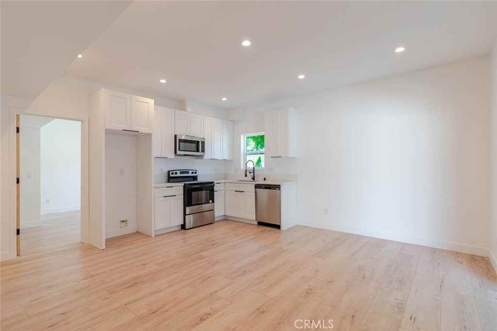 6835 Yolanda Avenue - Photo 4 of 34