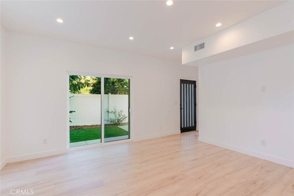 6835 Yolanda Avenue - Photo 6 of 34