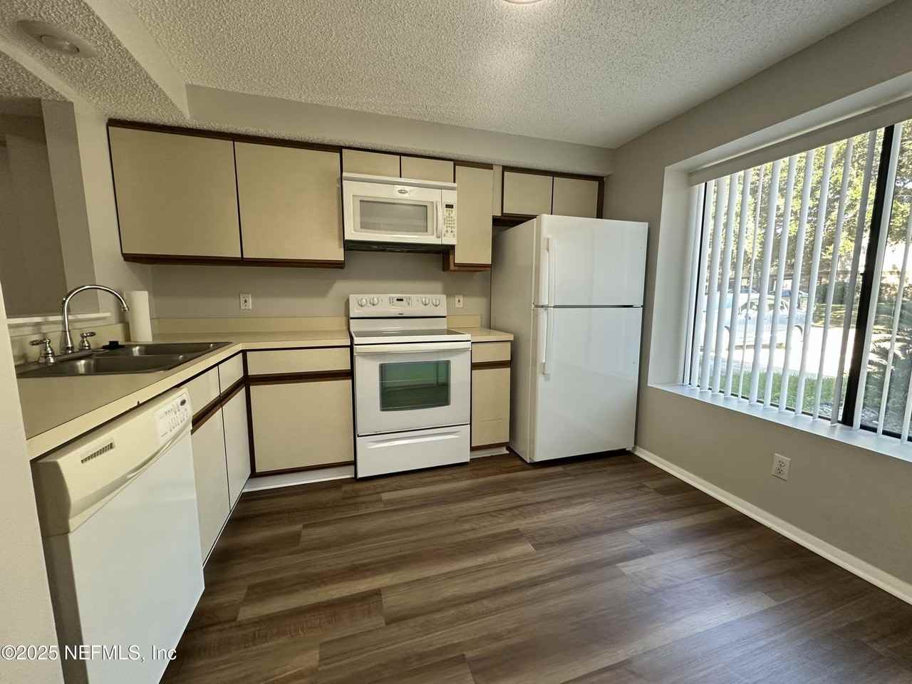 7042 Prestwick Cir S - Photo 5 of 42