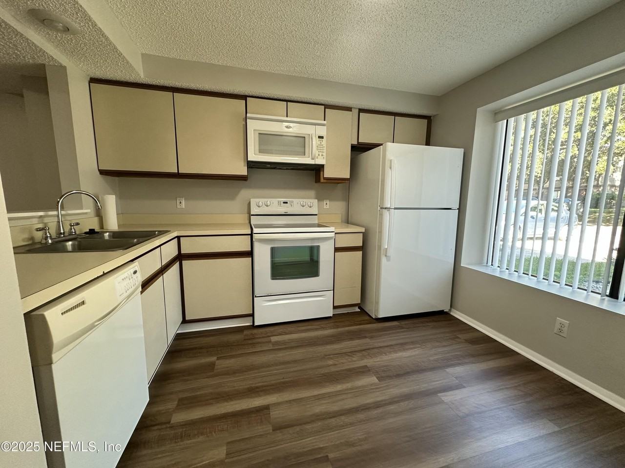 7042 Prestwick Cir S - Photo 6 of 42