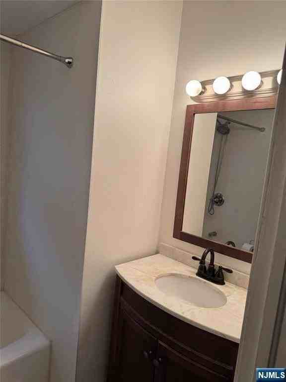 15-36 Parmelee Ave - Photo 4 of 14