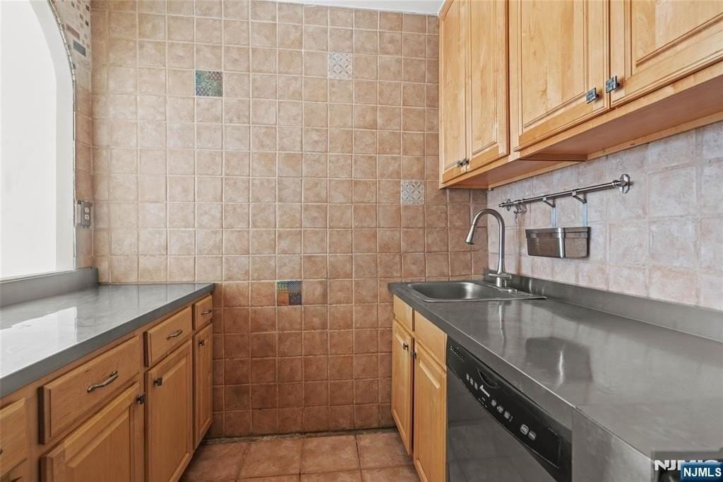 7004 Kennedy Blvd W - Photo 2 of 30