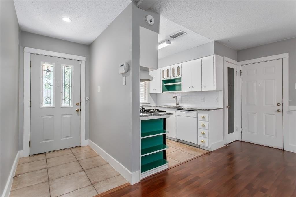 2121 Travis Dr - Photo 3 of 28