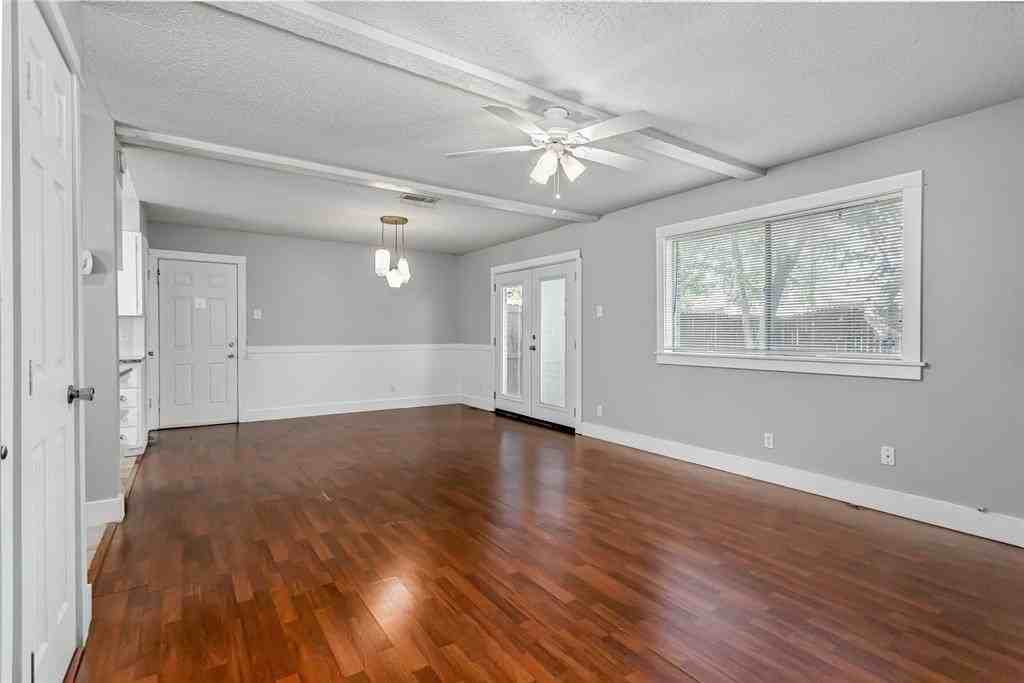 2121 Travis Dr - Photo 5 of 28