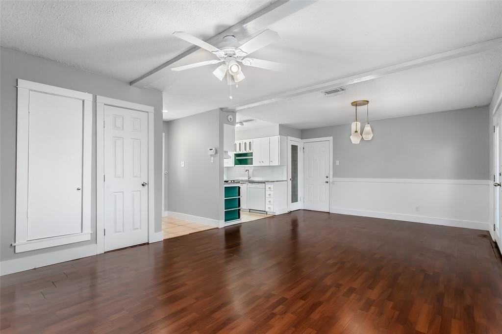 2121 Travis Dr - Photo 6 of 28