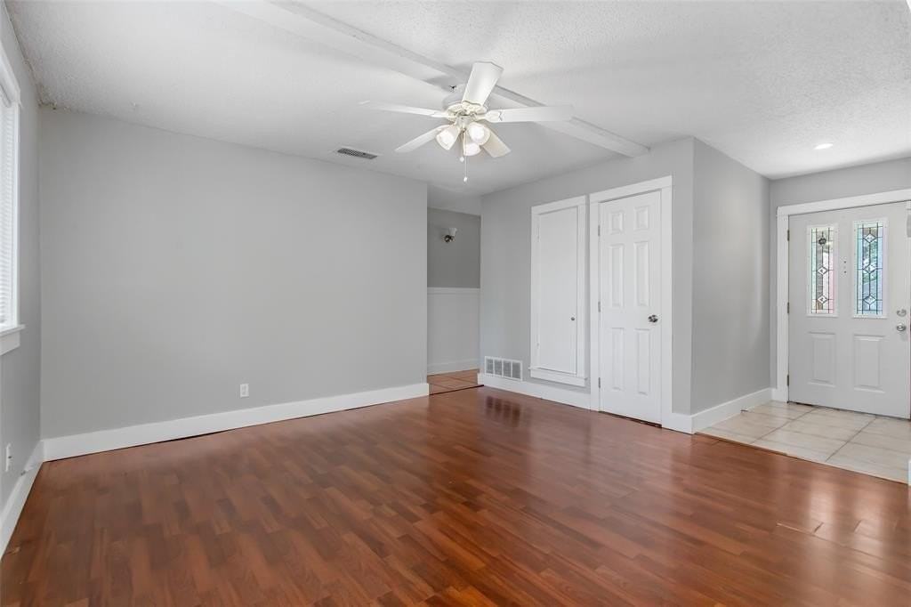 2121 Travis Dr - Photo 7 of 28