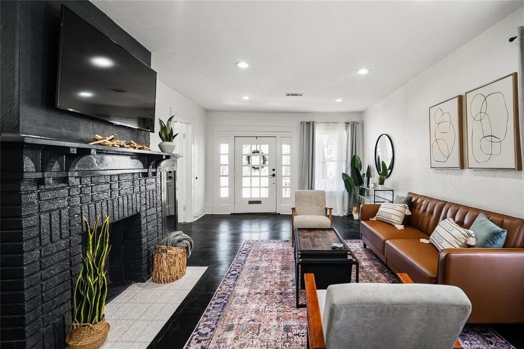 5420 Worth St - Photo 4 of 17