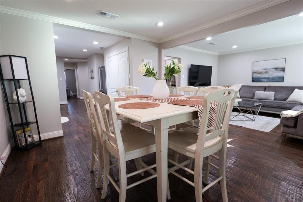 605 E Graham St - Photo 6 of 22