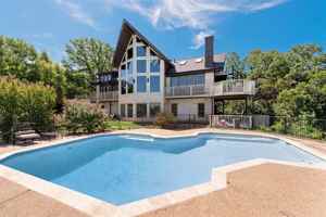 featured image of 3733 Oakwood Dr