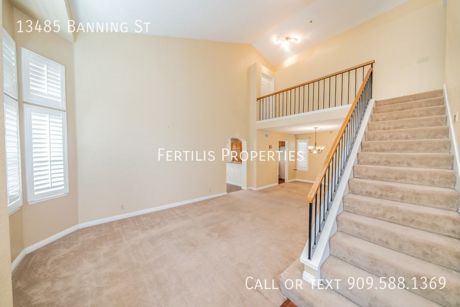 13485 Banning St - Photo 4 of 33