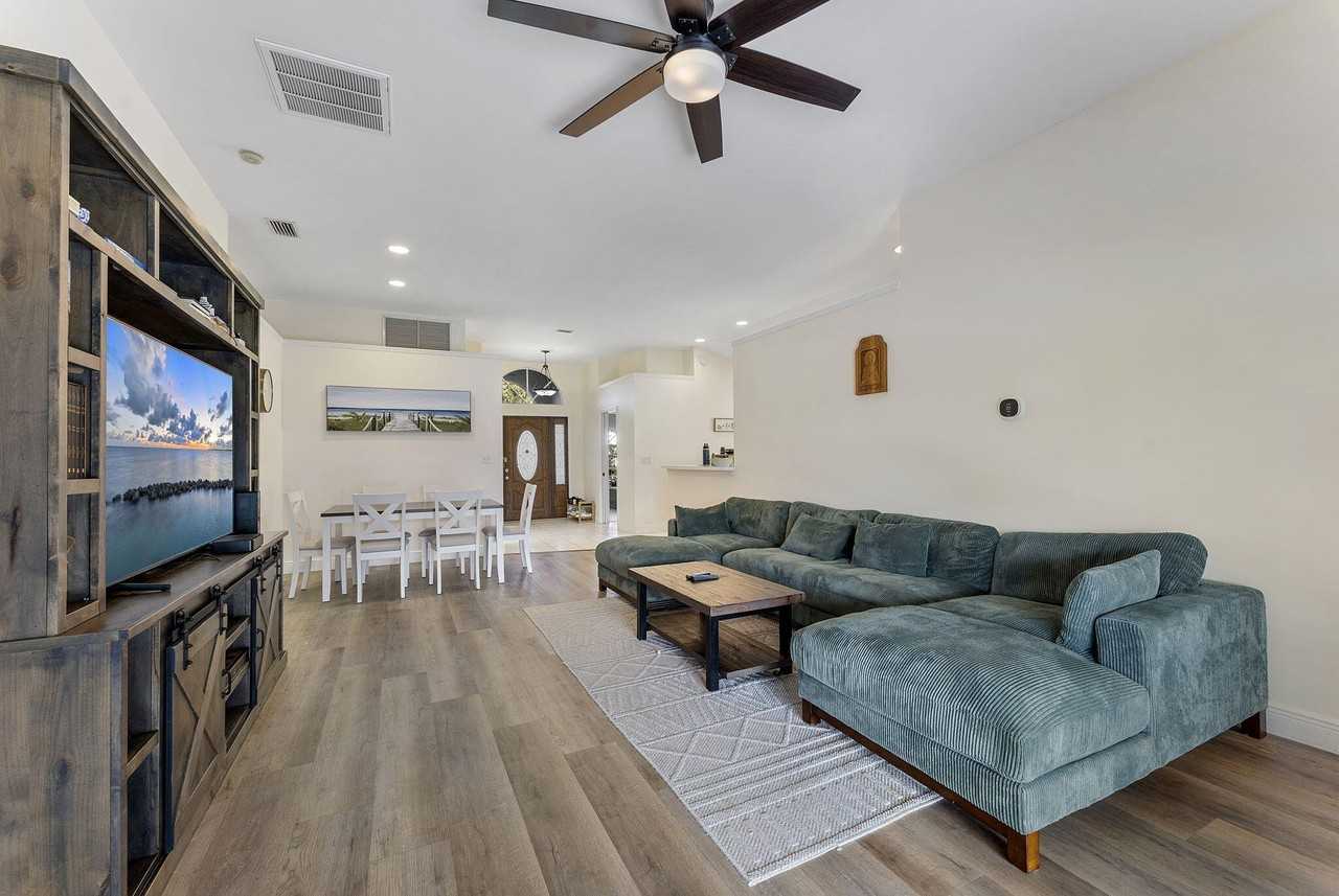 107 Meadowlands Dr - Photo 7 of 38