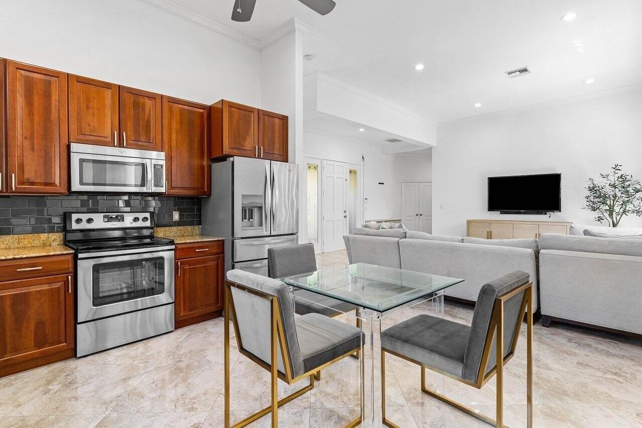 4023 Nw 58th St - Photo 4 of 20