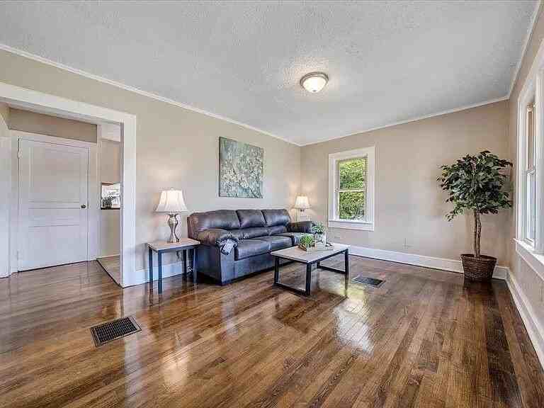 1735 20th St Ne - Photo 2 of 14