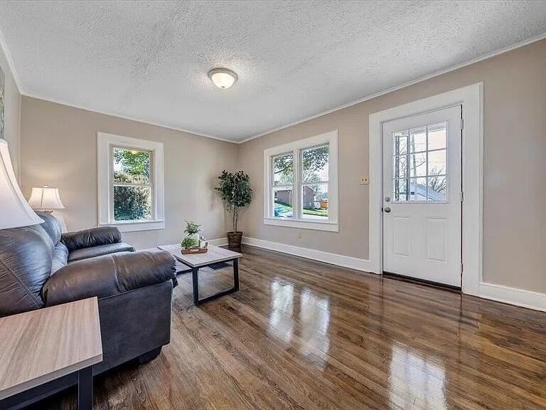 1735 20th St Ne - Photo 3 of 14